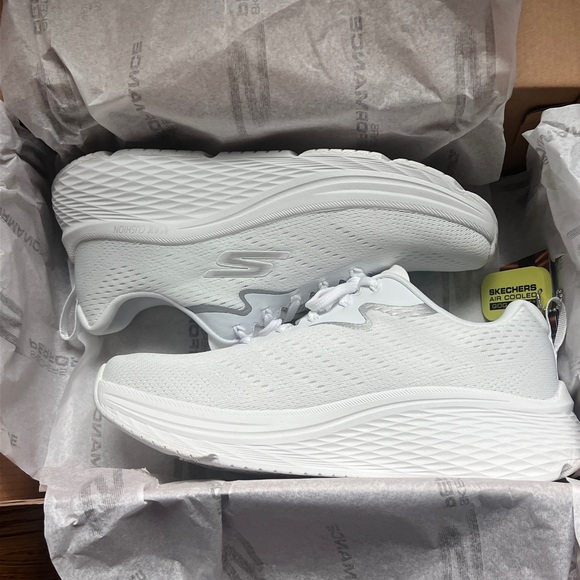 Skechers | Max Cushioning Elite 2.0 in White, 7.5 - NEW IN BOX - Picture 3 of 7